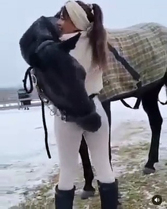 At, Kadının Götünü Yaladı :D