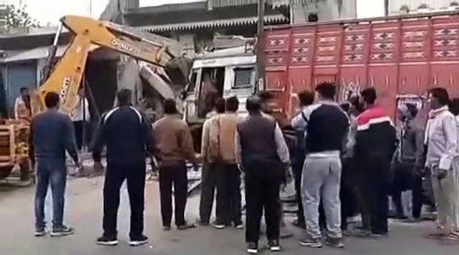 तेज रफ़्तार अनियंत्रित ट्रक रोड़ किनारे बनी दुकानों में जा घुसा, ड्राइवर की हुई मौत