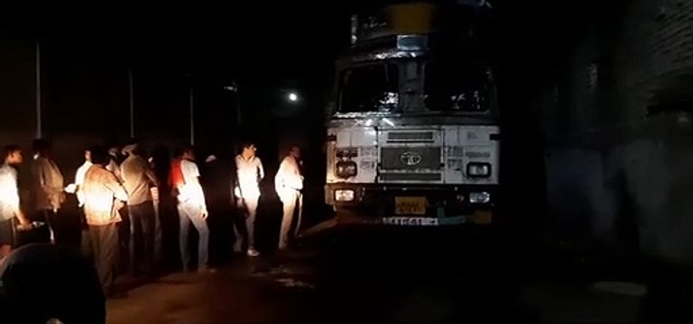 खड़े ट्रक में फटा सिलेंडर, धमाके की आवाज और आग की लपटें देख सहमे लोग