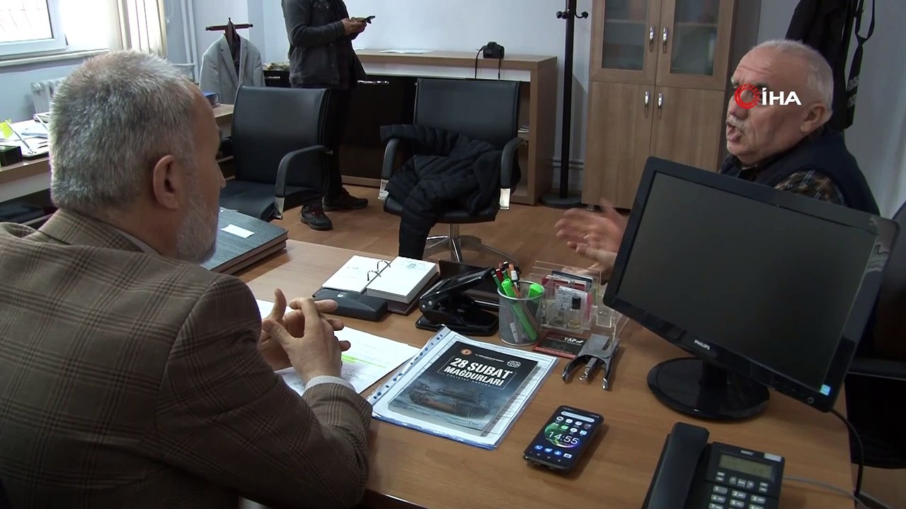Tütün tarlasından kazandığı parayla girdiği mesleğinden, namaz kıldığı için ihraç edildi