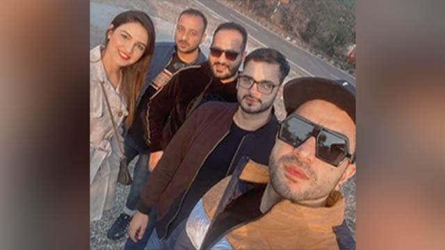 Jasmin Bhasin को Aly Goni लेकर गए अपने स्कूल friends से मिलवाने |FilmiBeat