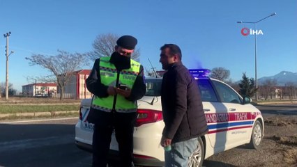 Madensuyu yüklü tır devrildi, tonlarca madensuyu araziye saçıldı