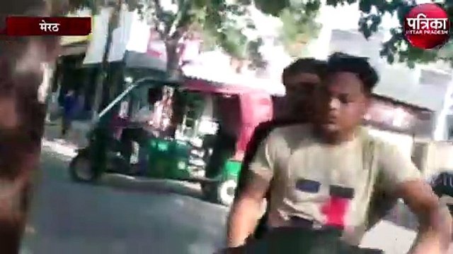 चौराहे पर टूटकर गिरा पेड़, हादसा टला