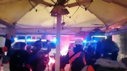 Queman en Barcelona un furgón policial con un agente dentro