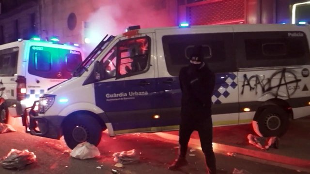Ismét erőszakba torkollott a kormánykritikus rapper börtönbüntetése elleni tüntetés Barcelonában