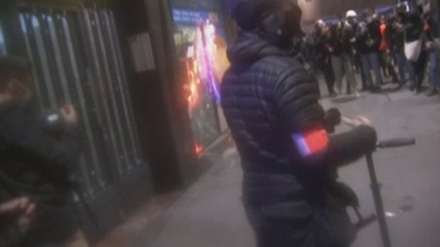 Barcelona vive otra noche de disturbios, saqueos y ataque a la Guardia Urbana