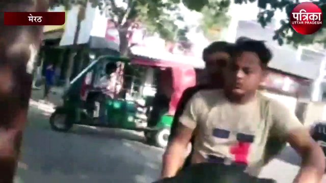 Meerut: चौराहे पर एक बड़ा पेड़ टूटकर गिरा, हादसा टला, देखें वीडियो-