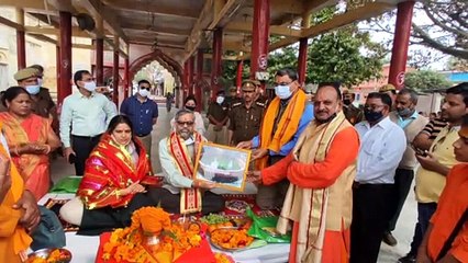 सीतापुर: यूपी के मुख्य सचिव राजेंद्र कुमार तिवारी अपने परिवार के साथ पहुंचे नैमिष