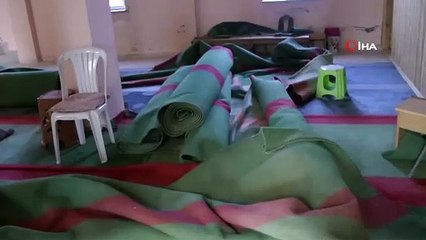 1.5 yıldır kullanılamayan köy camisinin döşemesi ve halıları çürüdü