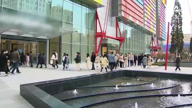 코로나 여전한데 ‘확 풀린’ 날씨…봄나들이 나선 시민들