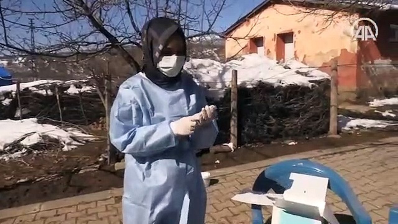 Karlı yolları aşarak yaşlılara Kovid-19 aşısı yapıyorlar