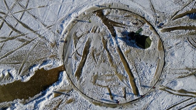 Des Finlandais construisent le plus grand manège de glace du monde