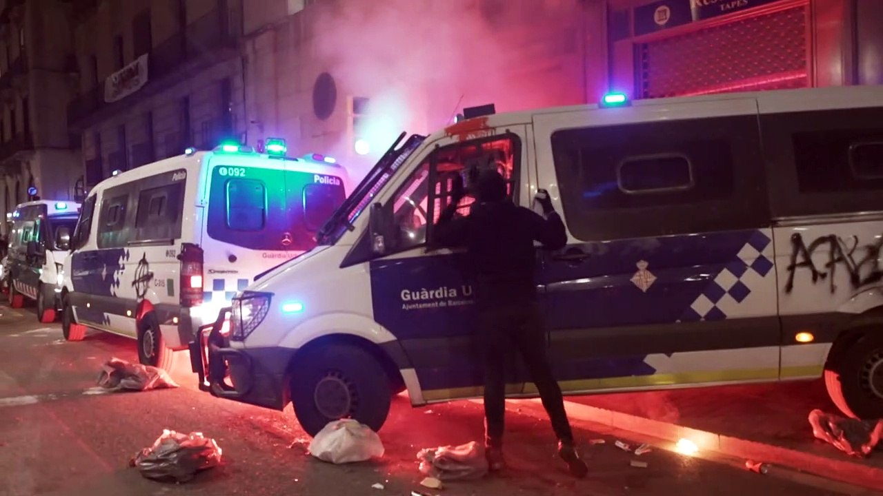 Inhaftierter Rapper: Demonstranten zünden in Barcelona Polizeifahrzeug an