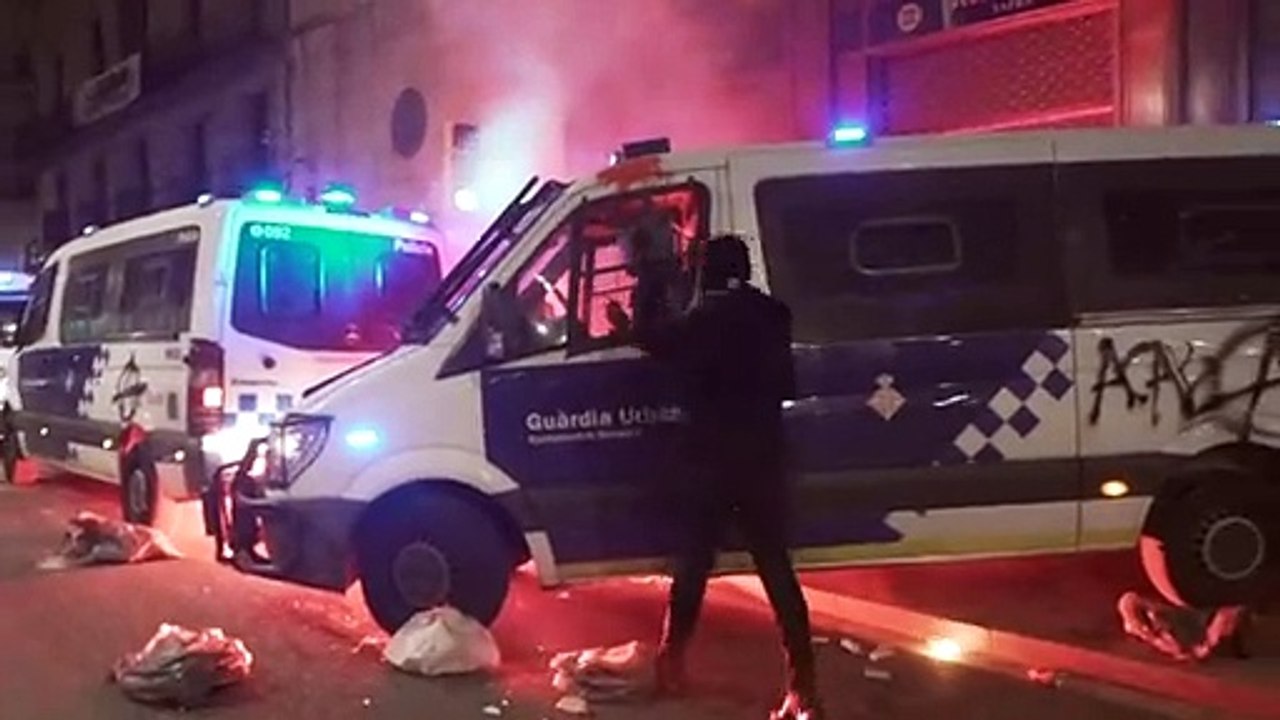 Inhaftierter Rapper: Demonstranten zünden in Barcelona Polizeifahrzeug an