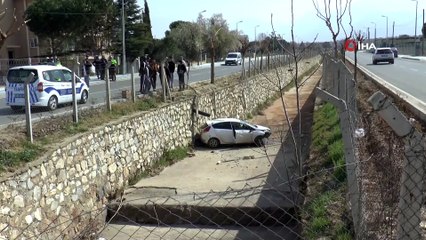 Direksiyon hakimiyetini kaybeden sürücü kanala düştü