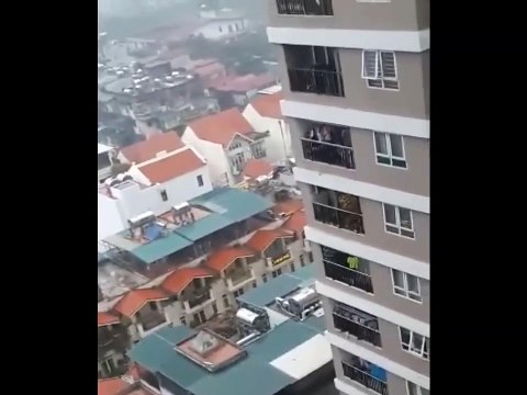 Bé gái 2 tuổi rơi từ tầng 12 xuống đất tại Hà Nội