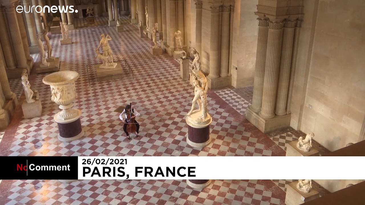 Cello-konzert im leeren louvre - für ein youtube-video