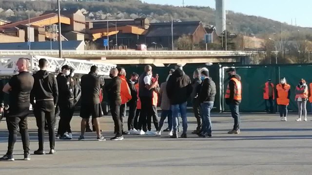 Les supporters du Standard empêchent les joueurs de quitter le stade après le Clasico