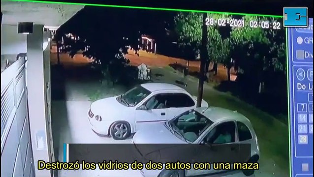 Rompió los vidrios de dos autos a mazazos limpios y quedó filmado