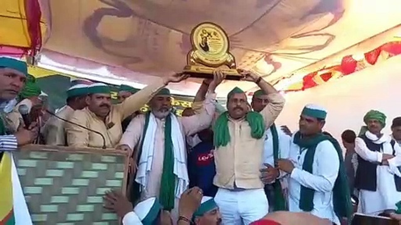 भाकियू के राष्ट्रीय प्रवक्ता राकेश टिकैत ने लाखनोर में महापंचायत को किया सम्बोधित
