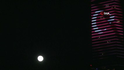 Türk bayrağı ve Dolunay'ın buluşması mest etti