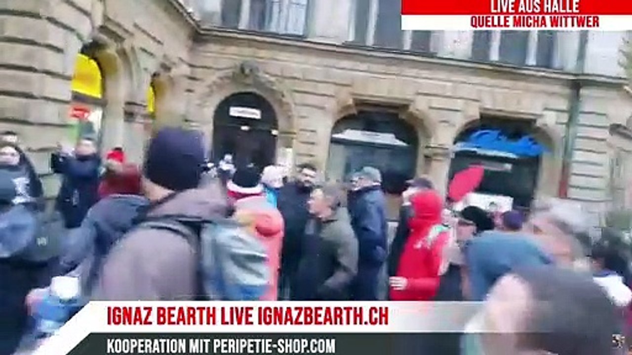 Menschen in Halle durchbrechen Polizei ABSPERRUNG(1)