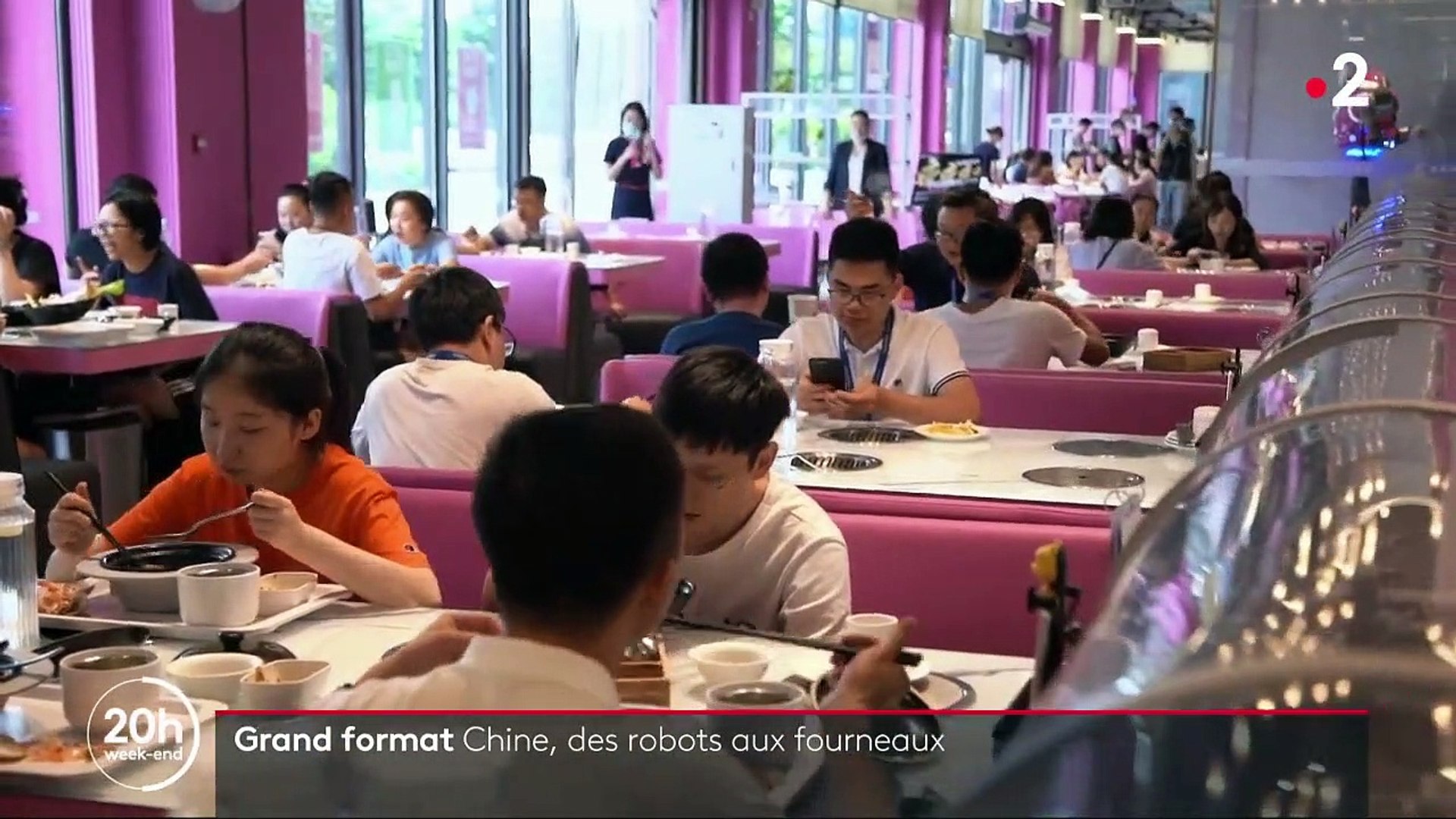Chine : dans le restaurant du futur, des robots cuisinent et servent les  clients - Vidéo Dailymotion