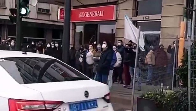 La Policía UIP de Santiago de Compostela no identifica al antifa agresor pero sí a los pacíficos manifestantes contra la Ley AUSCHWITZ