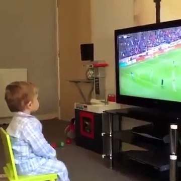 Cet enfant s'enflamme quand son équipe de foot marque un but