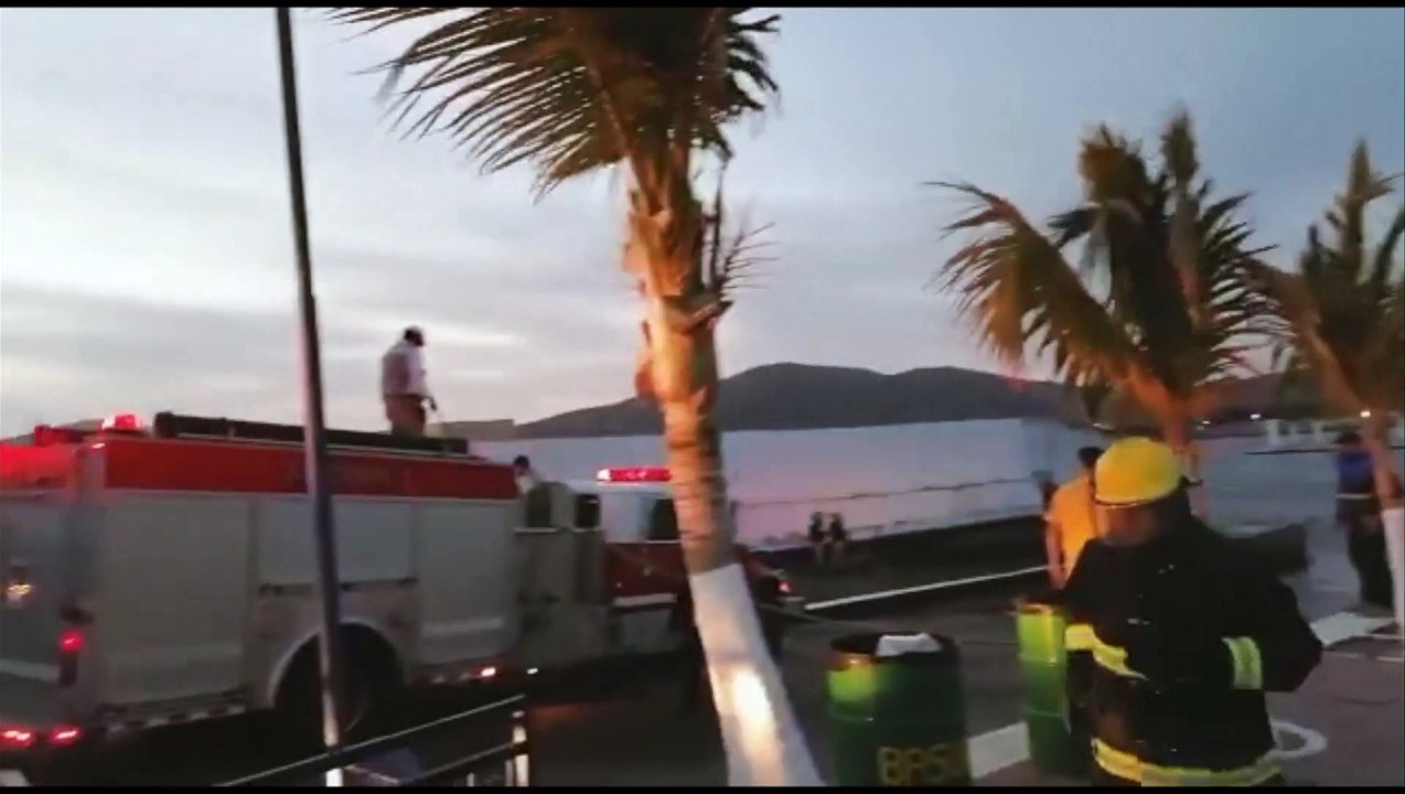 Fuego consume casi en su totalidad un yate en Topolobampo