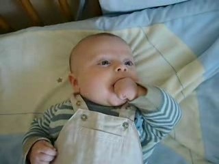 7 fév 2008 Maël mange son poing