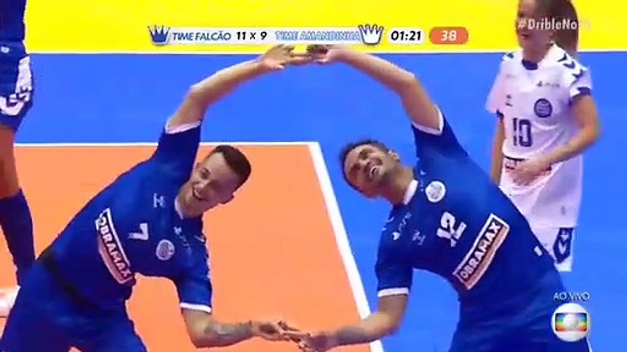 FALCÃO MARCA DOIS GOLAÇOS DE BICICLETA NO REIS DOS DRIBLES