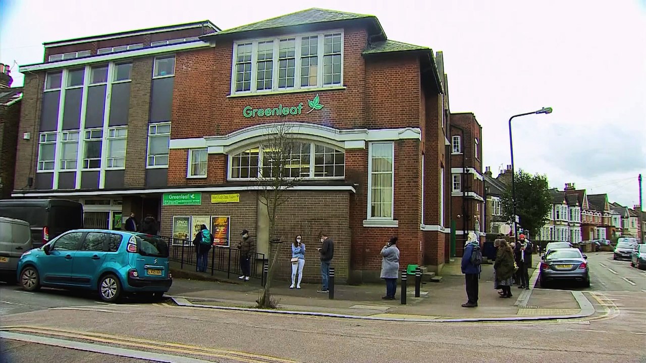 Europa enfrenta el miedo por las vacunas de la COVID-19 y el hartazgo por las medidas sanitarias