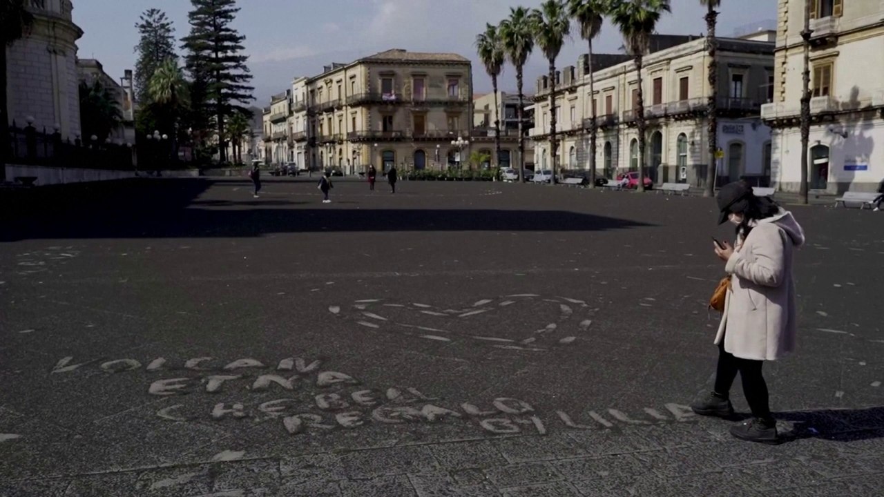 En Sicile, les cendres du mont Etna recouvrent la ville de Giarre