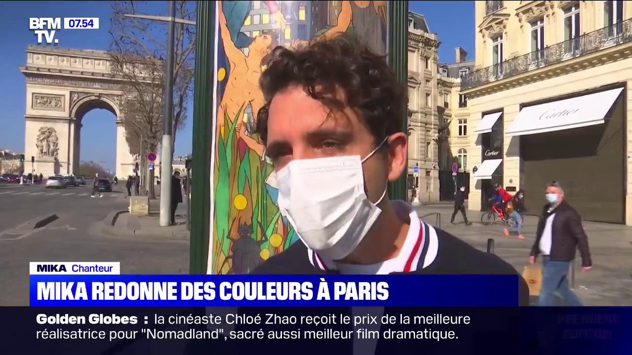 Mika installe des œuvres d'art dans les colonnes Morris pour "redonner des couleurs à Paris"
