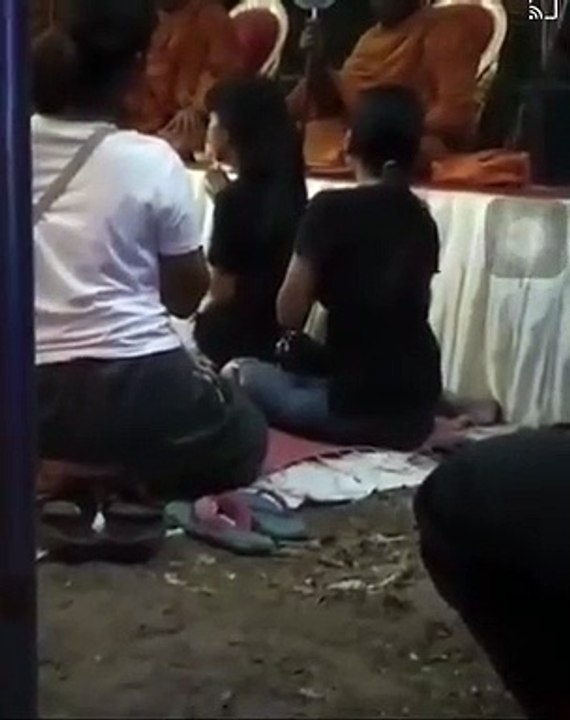 สะพัดคลิปหลวงพ่อ ตกใจเสียงประทัด จนเผลอตีพระรูปข้างๆ