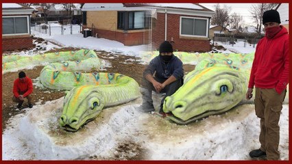 इस शख्स ने बर्फ से तैयार किया 77 फीट लंबा एनाकोंडा, कलाकारी देख दुनिया हैरान!
