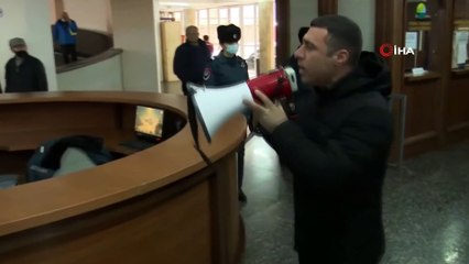 - Ermenistan'da göstericiler hükümet binasını bastı