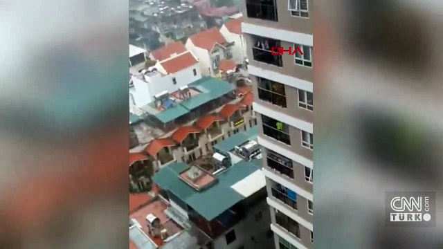 Vietnam’da 12’nci kattan düşen küçük kızı kurye kurtardı