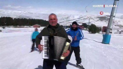 Kayak yaparken hem enstrüman çaldılar hem de şarkı söylediler