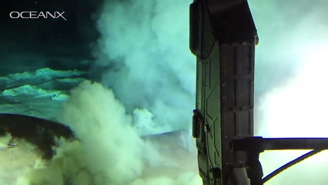 Un énorme requin tourne autour d'un sous-marin