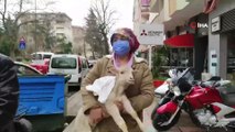 Bacağı Kırılan Kuzusunu Kucağına Alıp, Veterinere Kadar Taşıdı