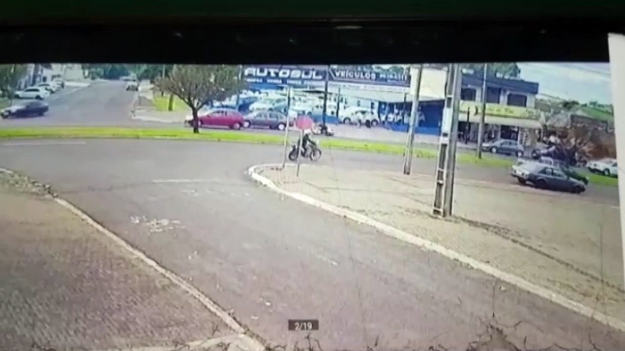 Motociclista fica ferido em colisão traseira na Avenida Rocha Pombo