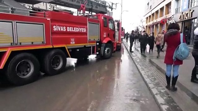 Evi yanan yaşlı kadın gözyaşlarına boğuldu