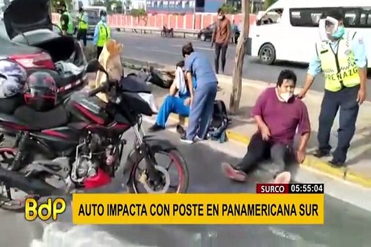 Surco: jóvenes salvan de morir tras chocar auto violentamente contra un poste