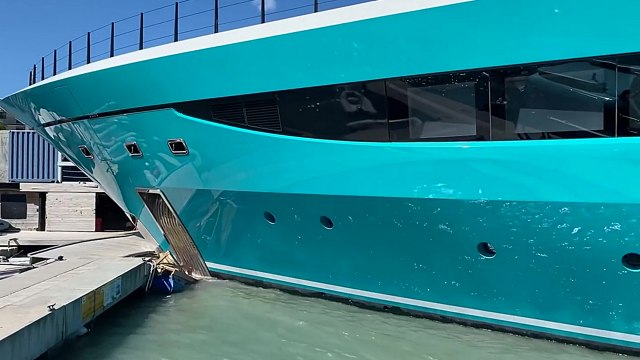 Un Yacht ne s'arrête pas et défonce un ponton
