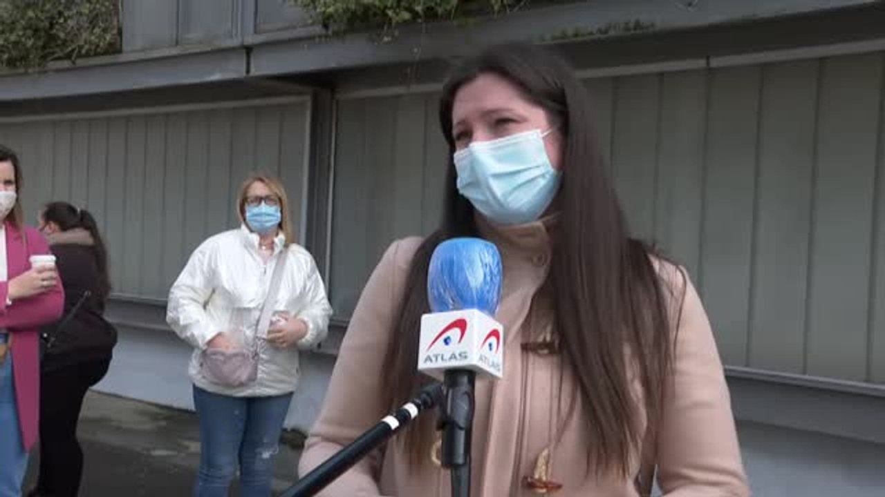 La reapertura de los centros comerciales congrega largas colas en Barcelona