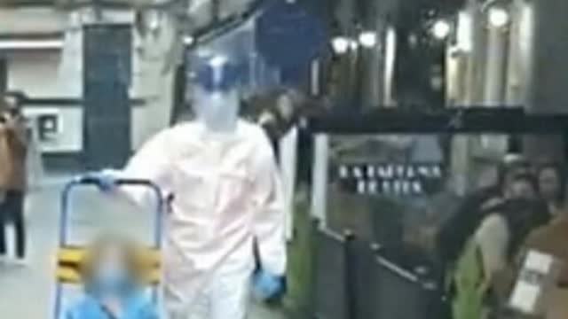 El traslado de una enferma de covid entre personas disfrutando en las terrazas, una imagen de vergüenza