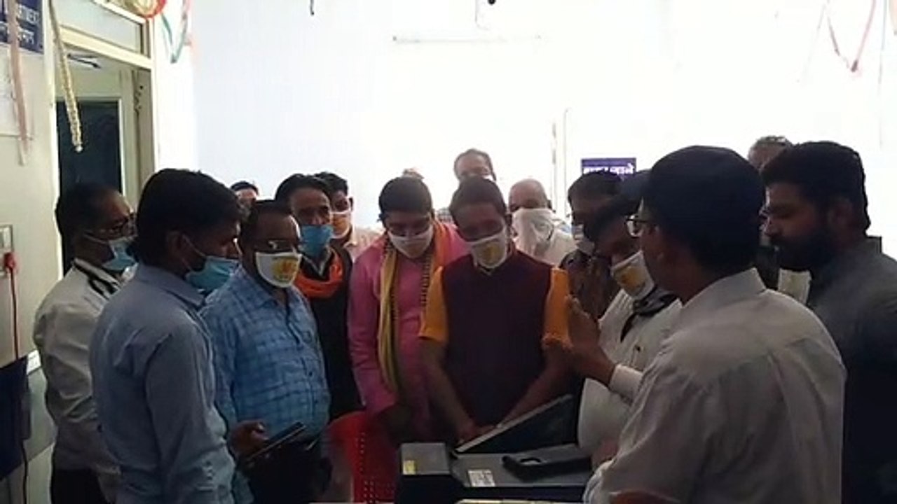 जिला चिकित्सालय आगर में कोरोना वैक्सीनशन रूम का निरीक्षण करने पंहुंचे भाजपा जिलाध्यक्ष