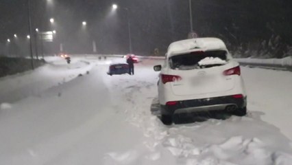 폭설에 도로 마비...운전자들이 직접 제설까지 / YTN